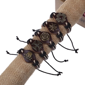 Bracelet rétro en cuir marron fait main avec charms métalliques et cordons tressés