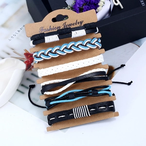 6er-Set handgefertigte geflochtene Lederarmbänder in Schwarz, Weiß und Blau auf Displaykarte