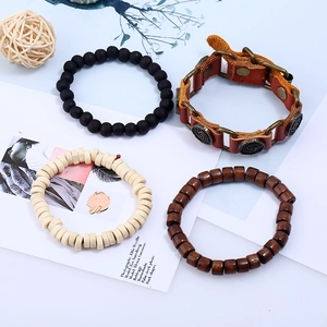 Lot de quatre bracelets vintage avec perles en bois, bandes de cuir et accents en bronze