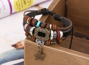 Détail d'un bracelet bohème multicouche en cuir avec breloque étoile et perles rétro