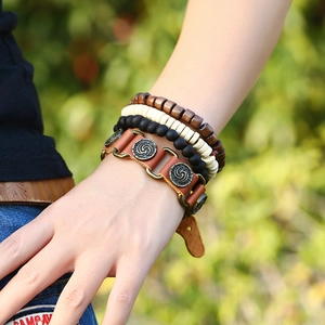 Bracelet multicouche vintage en cuir avec perles de bois et charms métalliques pour homme