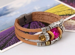 Gros plan du bracelet bohème en cuir avec cristal rose et perles en argent vintage