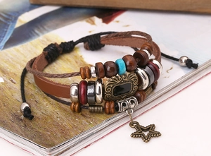 Détail d'un bracelet multicouche en cuir avec cordes tressées et pendentif en étoile