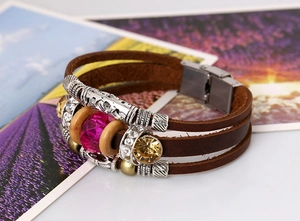 Détail du bracelet en cuir tressé multicouche avec cristal violet et perles en métal