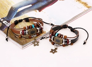 Détail d'un bracelet en cuir multicouche avec perles en bois et pendentif étoile bronze