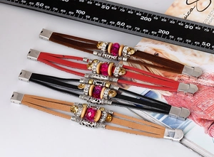 Détail de bracelets multicouches en cuir avec perles, plusieurs couleurs et mesure de longueur