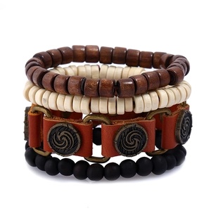 Vue détaillée d'un ensemble de bracelets vintage avec perles de bois et lanières