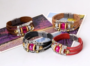 Détails de bracelets bohèmes en cuir multicouches avec perles colorées et tubes argentés vintage