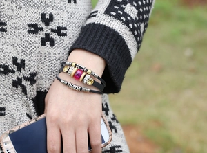 Détail d'un bracelet multicouche en cuir bohème avec cristal violet et strass