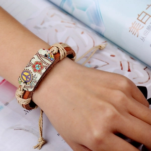 Bracelet rétro en cuir tressé avec signe de paix et motif floral de style bohème