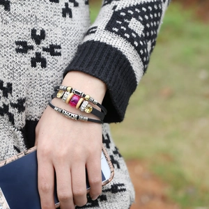 Bracelet multicouche en cuir noir bohème avec grand cristal rose et perles argentées vintage