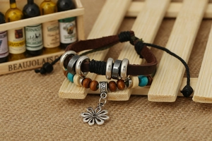 Bracciale multistrato in pelle retrò con ciondolo a fiore in lega e perline di legno
