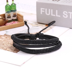 Dettaglio di un bracciale in pelle intrecciata retrò a tre strati per uomo, regolabile