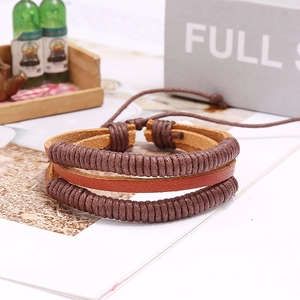 Dettaglio del bracciale vintage in pelle intrecciata multistrato con nodi regolabili
