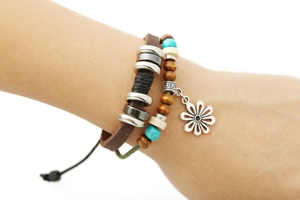 Set di bracciali bohémien in pelle e perline con piccolo fiore in lega per donne