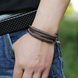 Bracciale multistrato in pelle intrecciata vintage marrone scuro al polso da uomo