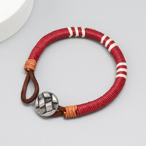 Bracelet bohème rouge fait main en cuir tressé avec fermoir bouton en métal