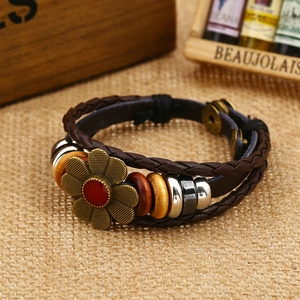 Bracciale multistrato in pelle intrecciata marrone con fiore in bronzo vintage e perle in legno