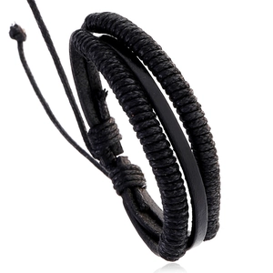 Bracciale multistrato in pelle intrecciata nera con cordino regolabile su fondo bianco