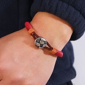 Gros plan sur bracelet tressé à la main en fil ciré avec boucle métallique rétro