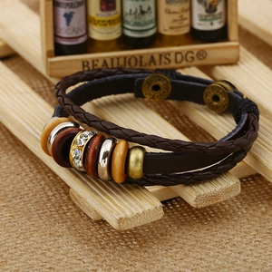 Bracciale in pelle multistrato con perline di legno e dettagli in cristallo lucido