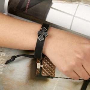 Bracelet punk en cuir noir tressé avec un charme de croix de fer en argent vieilli