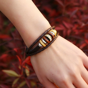 Bracciale multistrato in pelle intrecciata per uomo e donna con anelli metallici e perle