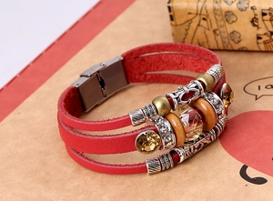 Vista dettagliata del bracciale bohémien in pelle rossa multistrato con perline vintage