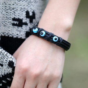 Bracelet tissé en cuir fait main avec trois breloques œil bleu pour la protection