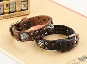 Détails de bracelets larges en cuir vintage avec rivets parapluie et boucles en métal