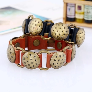 Bracciali punk in pelle nera e marrone con fibbie in bronzo incise con stelle