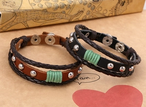 Détail de bracelets punk en cuir vintage avec rivets argentés et boutons-pression