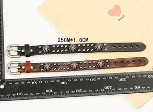 Détails des bracelets en cuir punk rétro avec rivets argentés et fermeture à boucle métal