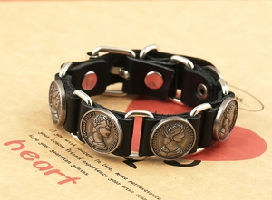 Détail d'un bracelet en cuir rétro avec des pièces de monnaie Elizabeth II de 1971