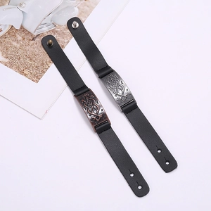 Détail de bracelets en cuir vintage avec plaques celtiques et fermoirs à boutons-pression