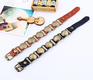 Vista dettagliata di bracciali in pelle vintage con borchie in metallo con stella