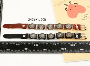 Vue détaillée des bracelets punk en cuir vintage de 24 cm avec reliefs métalliques et boucle
