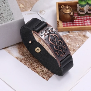 Détail du bracelet en cuir pour homme avec plaque en bronze et gravures tribales rétro