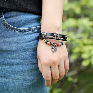 Bracelet multicouche en cuir véritable avec breloques roses et pendentif cœur évidé