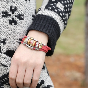Bracciale multistrato in pelle rossa con ciondoli vintage e perline in metallo argento