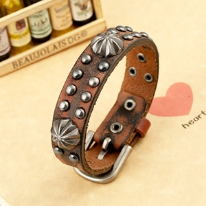 Bracelet punk vintage en cuir marron avec clous métalliques et boucle de réglage