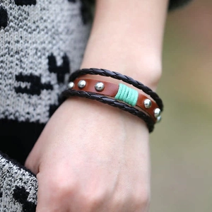 Bracelet punk en cuir multicouche fait main avec clous argentés vintage et cordon tressé
