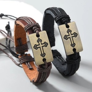 Bracelet vintage en cuir tressé avec pendentif croix en marron et noir pour homme