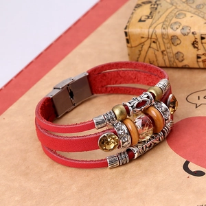 Bracciale multistrato in pelle rossa con perline di metallo vintage e cristalli gialli