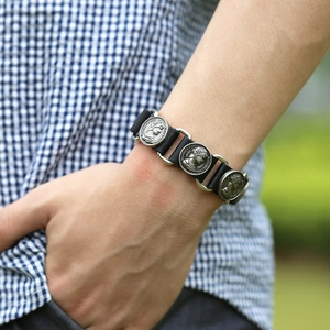 Bracelet rétro en cuir noir pour homme avec breloques de pièces argentées au poignet