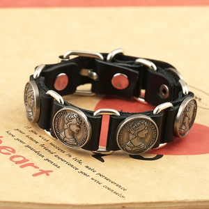 Bracelet punk en cuir noir vintage avec breloques pièces 1971 argentées et anneaux en métal