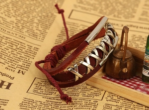 Makro-Detail von Retro-Lederarmband mit silbernen X-förmigen Beschlägen aus Metall