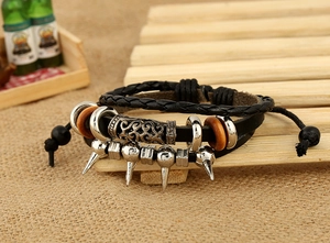 Détail du bracelet punk multicouche en cuir avec pointes en métal et billes en bois