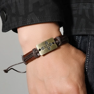 Bracelet rétro en cuir PU marron tressé à la main avec plaque croix bronze pour homme