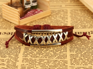Detailansicht eines mehrlagigen dunkelburgunderroten Lederarmbands mit Metallkreuzverzierung